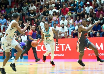 Jassel Pérez comanda a los Titanes en victoria ante Leones en inicio de la Semifinal B