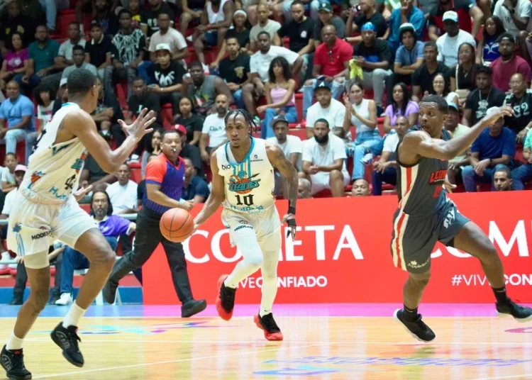 Jassel Pérez comanda a los Titanes en victoria ante Leones en inicio de la Semifinal B