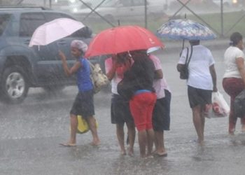 Onda tropical provocará aguaceros dispersos y tronadas este miércoles en varias provincias del país