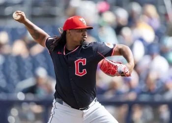 Guardianes colocan a dominicano Luis Ortiz en licencia administrativa por investigación de MLB