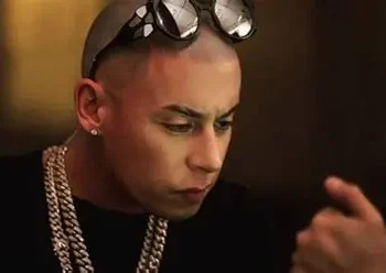 Cosculluela lanza nuevo sencillo y anuncia gira mundial