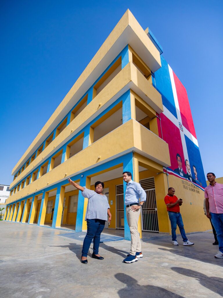 Omar Fernández critica mal estado de escuelas; propone recintos verticales y modelo STEAM | 2 | Omar Fernández critica mal estado de escuelas; propone recintos verticales y modelo STEAM - Noticias de hoy en República Dominicana | De Último Minuto