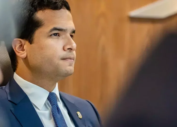 Omar Fernández denuncia crisis de cupos en escuelas públicas a 45 días del inicio del año escolar