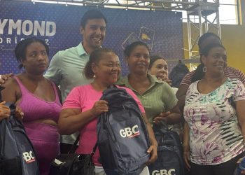 Con entusiasmo reciben más de 1,400 mochilas escolares en jornada de la Fundación GBC
