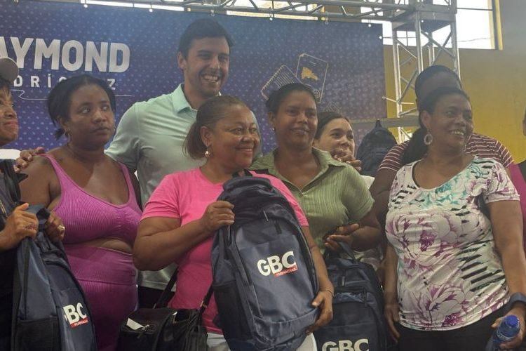 Con entusiasmo reciben más de 1,400 mochilas escolares en jornada de la Fundación GBC