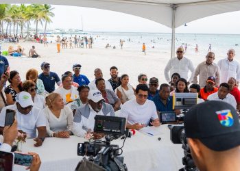 Collado firma acuerdo para intervenir Playa y Malecón de Boca Chica
