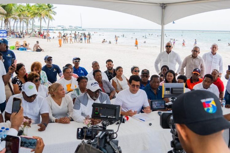 Collado firma acuerdo para intervenir Playa y Malecón de Boca Chica