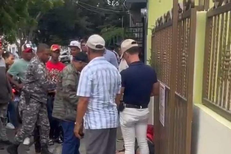 Desconocidos tirotean a bordo de motocicleta a un hombre en Santiago