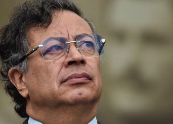 El avión que llevaba a Petro de Sevilla a Bogotá fue desviado por una posible amenaza