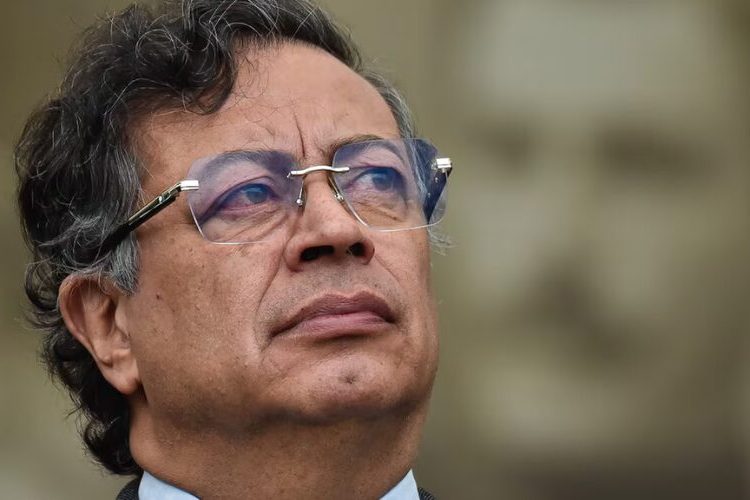 El avión que llevaba a Petro de Sevilla a Bogotá fue desviado por una posible amenaza