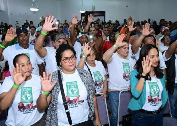 Omar Fernández inspira juramentados en la Fuerza del Pueblo durante acto en Bonao