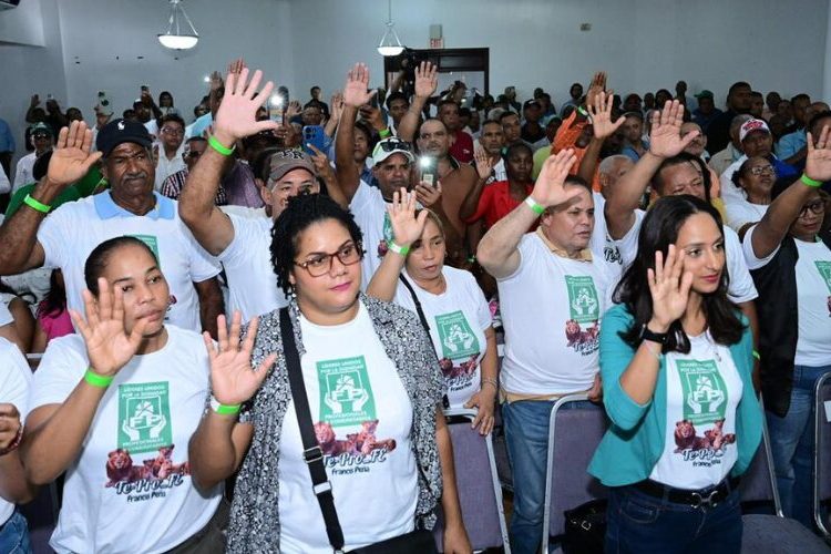 Omar Fernández inspira juramentados en la Fuerza del Pueblo durante acto en Bonao
