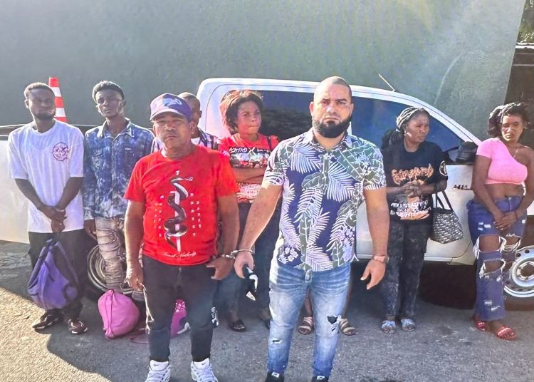 Funcionario del MOPC en Dajabón es detenido por trasladar indocumentados en vehículo oficial