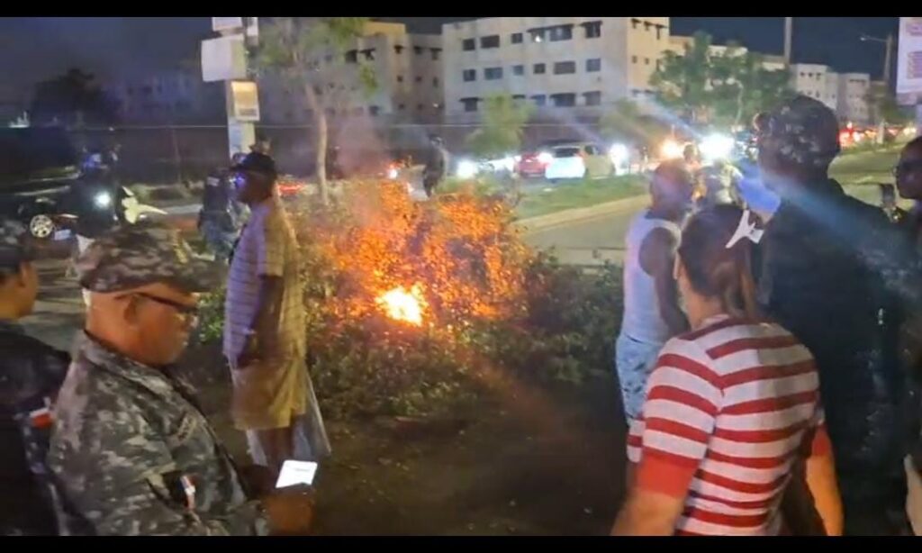 Residentes de San Isidro Labrador protestan con quema de neumáticos por larga tanda de apagones | 2 | Residentes de San Isidro Labrador protestan con quema de neumáticos por larga tanda de apagones