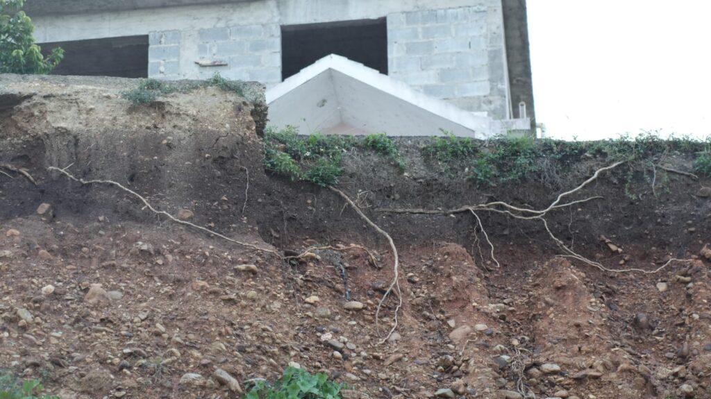 Residentes en Santa Clara, Manoguayabo, temen ocurra tragedia tras colapso de calle hace 6 años - Noticias de hoy en República Dominicana | De Último Minuto