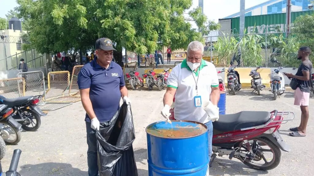 Salud Pública y Aduanas retiran plásticos y chatarras durante operativo en Dajabón | 2 | Salud Pública y Aduanas retiran plásticos y chatarras durante operativo en Dajabón - Noticias de hoy en República Dominicana | De Último Minuto