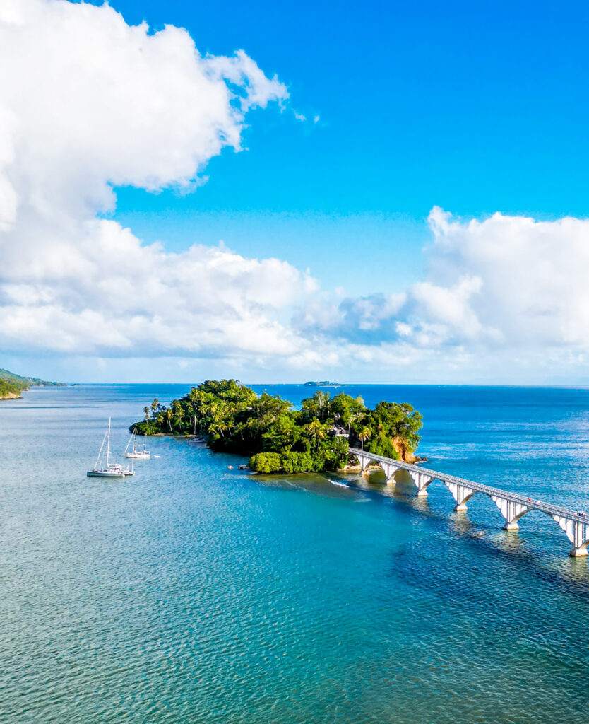 Samaná, una mirada a donde el Caribe se vuelve leyenda | 2 | Esta provincia es reconocida internacionalmente como uno de los destinos turísticos más trascendentales y diversos, ya que combina playas de arena blanca y agua turquesa, paisajes naturales exuberantes, hoteles de lujo y una vibrante vida nocturna.
La costa de Samaná posee una gran importancia medioambiental. Sus asombrosos espacios ofrecen no solo áreas recreativas para el disfrute familiar y biodiversidad de especies, sino también un espectáculo natural con actividades de diferentes niveles de dificultad —baja, media y alta—, según la aventura que se prefiera.
Entre los destinos más sobresalientes para disfrutar en esta zona tropical se pueden elegir: el Parque Nacional Cabo Cabrón, el Mirador Mi Paraíso, el Salto El Limón, los manglares del Parque Nacional Bajo Yuna, los atardeceres en Las Terrenas o en los emblemáticos puentes de Santa Bárbara, visitar las casas victorianas, Cayo Levantado, escalar en playa Frontón y conocer la iglesia metodista más antigua, conocida como ‘La Churcha’.
Esta provincia alberga algunos de los litorales más impresionantes del Caribe. Catalogada como una de las mejores del mundo por la revista National Geographic, Playa Bonita es una de sus joyas naturales.
Pero esto no es todo. En este territorio costero se puede realizar la ruta de las siete playas, que incluye Playa Caletón, Playa Escondida, Playa Colorada 1 y 2, Playa Niningi, Playa del Amor y Playa Breman.
Otras playas destacadas son Rincón, Las Ballenas, El Valle, Morón, Las Galeras y El Ermitaño. Estos paisajes costeros, junto con el Parque Nacional Los Haitises y la observación de ballenas jorobadas en la bahía de Samaná, consolidan a la provincia como un destino turístico de primer nivel.
Sus destinos más visitados
Salto El Limón: es la locomotora económica del municipio El Limón, ya que impulsa el turismo comunitario sostenible. Alrededor de 500 comunitarios laboran allí, y está ubicado en el corazón de la Sierra de Samaná. Cuenta con 50 metros de altura y es considerado el salto de agua más famoso del Caribe.
Las Terrenas: epicentro de las grandes fiestas playeras en Semana Santa, siendo un punto neurálgico durante este asueto. Se caracteriza por sus hermosas playas, alojamientos para distintos presupuestos, facilidades de alquiler y desplazamientos en vehículos 4x4, además de su ambiente nocturno.
Las Galeras: este distrito municipal, con una fuerte actividad pesquera, destaca por la Bahía de Rincón, declarada como una de las 10 playas más hermosas del mundo por la revista de viajes Condé Nast Traveler. Sus aguas cálidas, arena blanca y la confluencia del río Arroyo Frío con el mar turquesa la convierten en un paraíso.
Las autoridades
Los 114,468 habitantes que, según el X Censo Nacional de Población y Vivienda de 2022, posee la provincia son representados en el Senado por Pedro Catrain, del Partido Revolucionario Moderno.
En la Cámara de Diputados, Samaná cuenta con dos representantes, ambos del PRM: Cecilio García Javier y Carmen Lidia Williams. El alcalde de Samaná es Nelson Núñez, quien además preside la Federación Dominicana de Municipios.
Bajo la responsabilidad de ser la lideresa administrativa y política de la provincia, y máxima representación ante el Poder Ejecutivo, se encuentra Elsa de León Abreu, quien desde 2020 ha estado a cargo de dichas funciones.
Aunque estas autoridades cuentan con respaldo popular, algunos munícipes consideran necesario un mayor acercamiento con la ciudadanía al momento de tomar decisiones, así como la implementación de políticas públicas que mejoren el manejo de los residuos sólidos.
Impulso al turismo
En una entrevista exclusiva para De Último Minuto, el senador Pedro Catrain explicó que, con las obras de infraestructura actualmente en desarrollo —como el acueducto de Juana Vicenta y el de Sánchez, la terminal de cruceros de Arroyo Barril y el pueblo de pescadores en Las Terrenas—, se marcará el inicio de una nueva etapa para el turismo en la provincia.
Espera que en diciembre de este año se reciba el primer crucero en la terminal de Arroyo Barril.
“En este momento también se está tratando de ampliar la capacidad hotelera. Solo en Las Terrenas, dentro de dos años, se podrá contar con alrededor de 6,500 habitaciones, lo que permitirá un mayor flujo de vuelos en el Aeropuerto Internacional El Catey, nuestro enlace con el exterior”, dijo Catrain.
Recientemente, el legislador sometió un proyecto para elevar el Distrito Municipal de Arroyo Barril a municipio, con el objetivo de darle una mayor categoría administrativa y sumar un cuarto municipio a la provincia.
“He propuesto la creación de una universidad tecnológica y turística en Samaná, que permita formar los recursos humanos capacitados que esta expansión económica y turística requerirá”, añadió.
En cuanto a inversión pública, recientemente fue inaugurado el Malecón de Samaná, con un costo de RD$600 millones, en un acto encabezado por el presidente Luis Abinader, que incluyó la entrega del remozamiento de la Iglesia Santa Bárbara y de la glorieta frente a la iglesia.
Sin embargo, a pesar del crecimiento turístico y de sus paisajes de ensueño, Samaná enfrenta importantes desafíos.
Wilfredo Benjamín Kelly, guía nacional de turismo (@Locomonteando), reveló a De Último Minuto que la conservación y protección del medioambiente, el desarrollo económico desequilibrado y la falta de preservación de la identidad cultural son algunos de los desafíos sociales que deben enfrentarse.
Por otro lado, el abogado Héctor Bienvenido Fermín, propietario del alojamiento Apartamento Fermín, destacó que la falta de impulso y promoción del Aeropuerto El Catey, el alto costo de los peajes, los apagones constantes, la falta de agua potable y los errores de planeamiento urbano confluyen entre los mayores retos que se enfrentan en Las Terrenas y en la provincia en general.
Para el senador Catrain, los retos medioambientales, la falta de recursos para la vigilancia de los recursos naturales, la conservación y el cuidado del medioambiente, además de la depredación de la pesca, son los grandes desafíos que enfrenta la provincia.
Samaná
Es un tesoro en el Caribe, una joya preciada con una ubicación geográfica paradisíaca. Cuenta con uno de los climas más perfectos del globo terráqueo. Cuna de grandes personalidades destacadas en el país y en el mundo, es la casa del pescado con coco al estilo Samaná y del moro de guandules. Un destino inagotable.