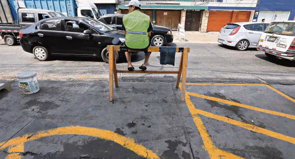 Dueños de la calle: Policía intensifica control, pero parqueadores informales se resisten al desalojo