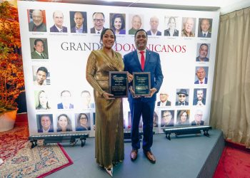 Reconocen a Víctor D’Aza y Dharuelly D’Aza por su impacto en la política y el servicio público dominicano