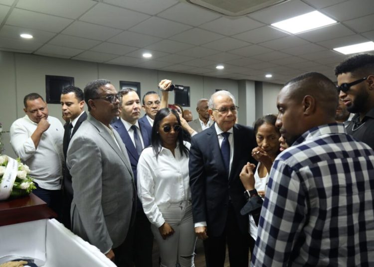 Danilo Medina acude a dar el pésame por fallecimiento del dirigente Danilo Santos