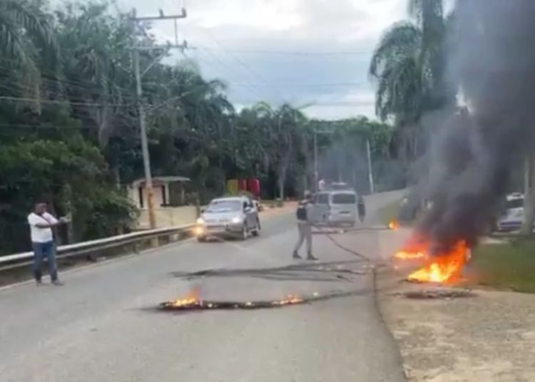 Queman neumáticos en Sabana Grande de Boyá en señal de protesta