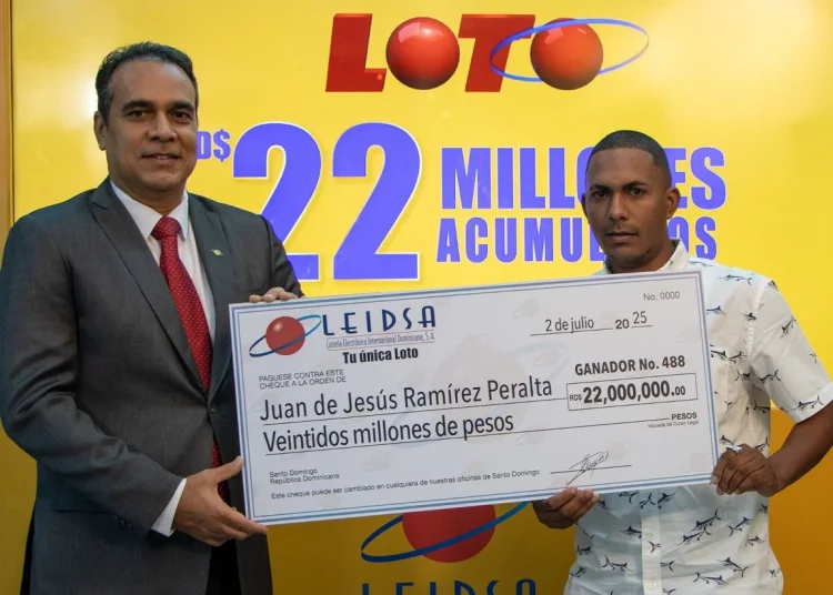 Empacador de supermercado gana 22 millones de la Loto