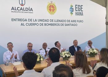 EGE Haina dona equipo de llenado de aire puro a los bomberos de Santiago