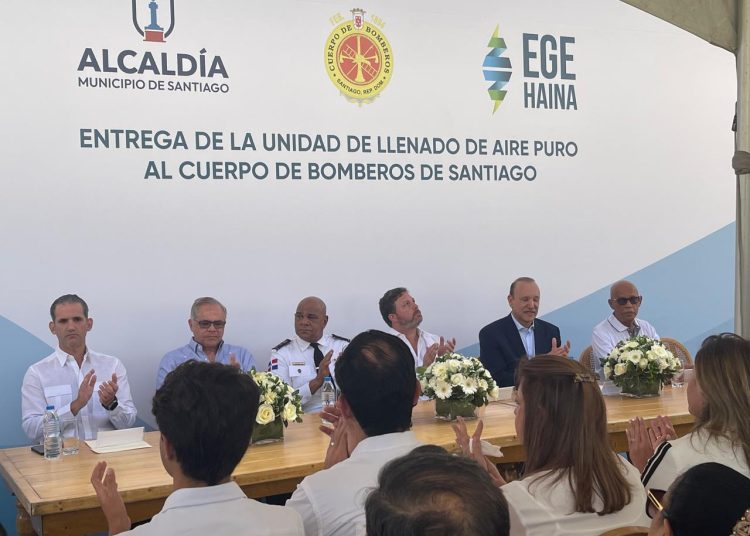 EGE Haina dona equipo de llenado de aire puro a los bomberos de Santiago