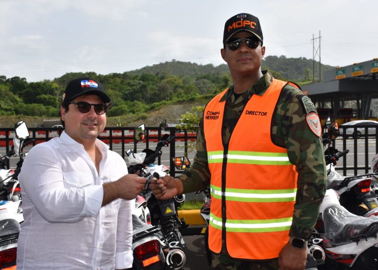 RD Vial dona 15 motocicletas a Comipol para reforzar asistencia en las carreteras