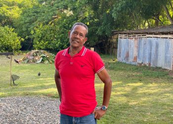 Regidor de Bayaguana denuncia robo de gallos y advierte que “hará justicia con sus propias manos”