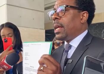 Linares deposita denuncia contra Morrison por presunta omisión patrimonial en USA