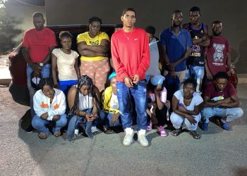 Miembros del ERD interceptan jeepeta con 14 indocumentados en Mao