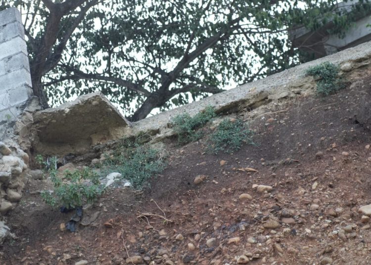 Residentes en Santa Clara, Manoguayabo, temen ocurra tragedia tras colapso de calle hace 6 años