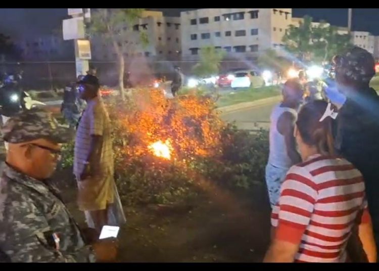 Residentes de San Isidro Labrador protestan con quema de neumáticos por larga tanda de apagones