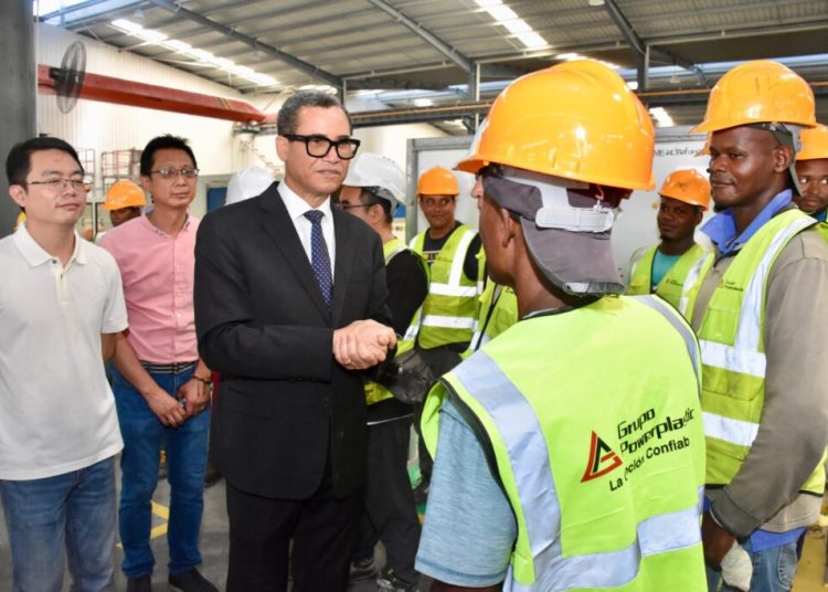 Ministerio de Trabajo autoriza reinicio de labores en dos empresas de la carretera Mella, en Guerra