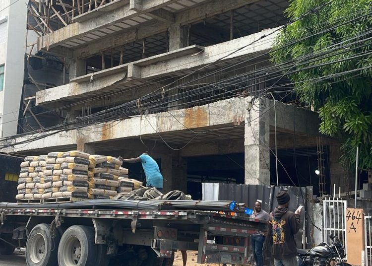 Denuncian al menos cuatro haitianos han muerto electrocutados en construcción del Ensanche Quisqueya