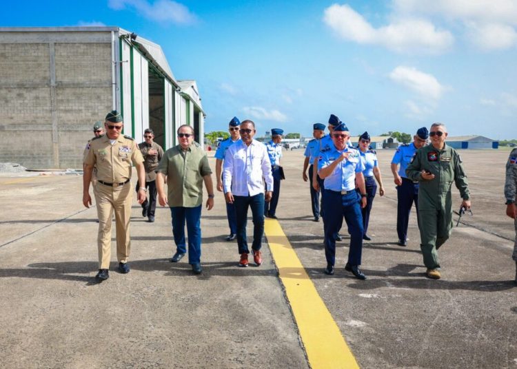 Autoridades supervisan trabajos de intervención a pista de aterrizaje de la FARD
