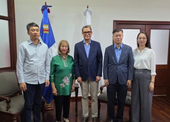 Delegación de Colonia China se reúne con el Ministro de Trabajo en busca de soluciones ante cierre de negocios en la avenida Duarte