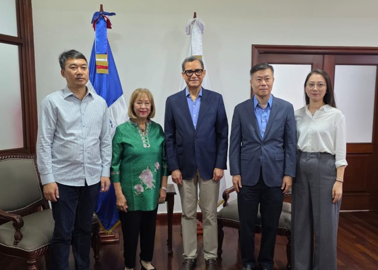 Delegación de Colonia China se reúne con el Ministro de Trabajo en busca de soluciones ante cierre de negocios en la avenida Duarte