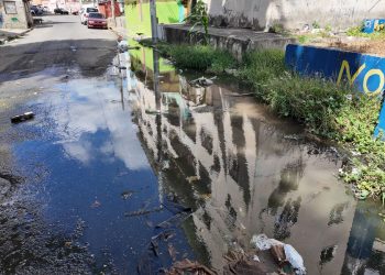 Comunitarios de Guachupita y el 27 de Febrero claman por la intervención de la CAASD ante brote de aguas residuales