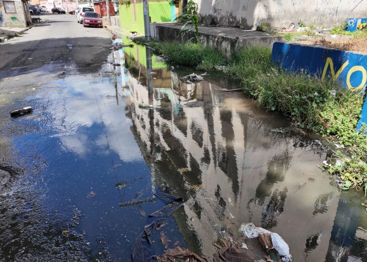 Comunitarios de Guachupita y el 27 de Febrero claman por la intervención de la CAASD ante brote de aguas residuales