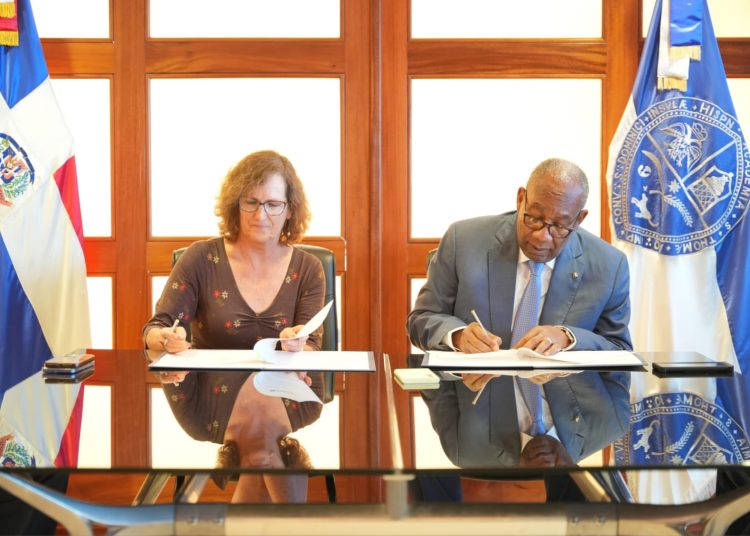 UASD suscribe acuerdo con la University of Massachusetts Amherst