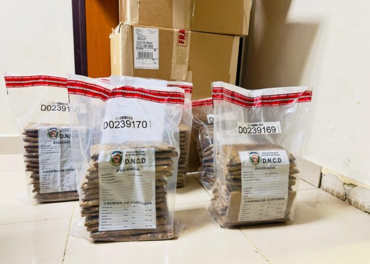 DNCD confisca 75 láminas presumiblemente cocaína camufladas en cajas de tabaco