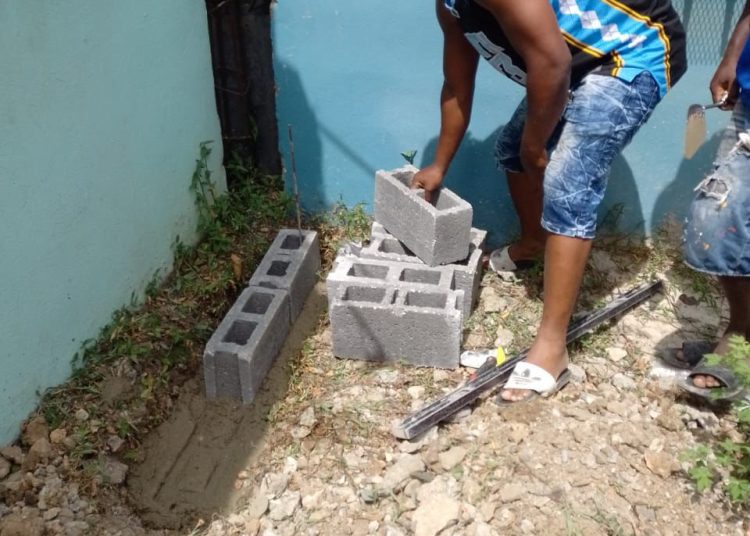 Mujer denuncia amenazas y orden de arresto en su contra en disputa por terrenos en Villa Mella