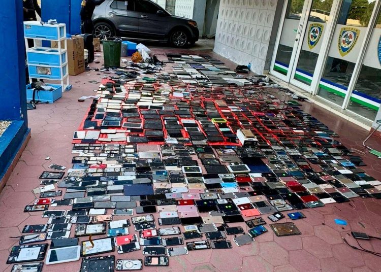 Desmantelan decenas de equipos electrónicos robados en presunto centro de acopio en Santiago