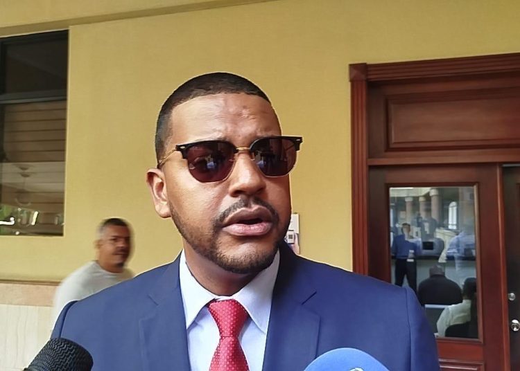 Supermercado acuerda indemnizar por vehículo robado en sucursal de Santiago