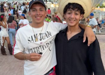 Fanáticos llenan de cultura y emoción la residencia de Bad Bunny en el Coliseo de Puerto Rico