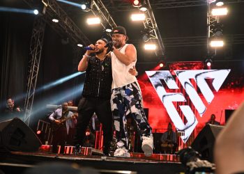 Elvis Martínez vive su momento cumbre con dos noches de éxitos en “Un Camarón en la Arena”