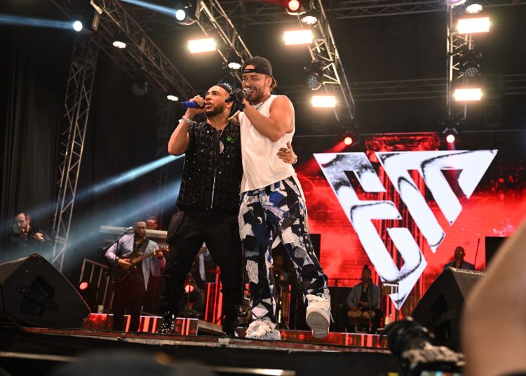 Elvis Martínez vive su momento cumbre con dos noches de éxitos en “Un Camarón en la Arena”