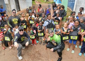 “La Patrulla del Monte” entrega miles de útiles escolares a niños